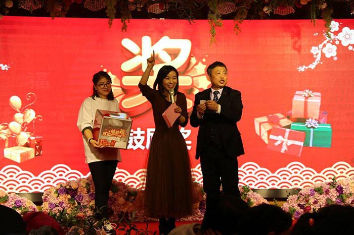 企業(yè)年會(huì)禮品選擇定制時(shí)需要注意的事項(xiàng)